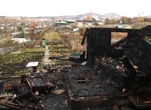 В Саяногорске в огне пострадал частный дом и баня