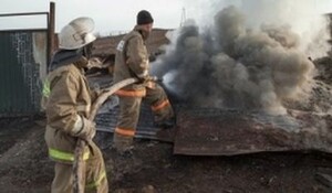 В Саяногорске сгорела времянка и хозпостройки на частном подворье