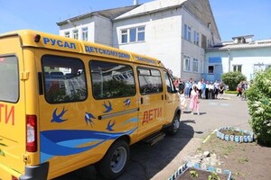 РУСАЛ подарил школьный автобус детскому дому Саяногорска