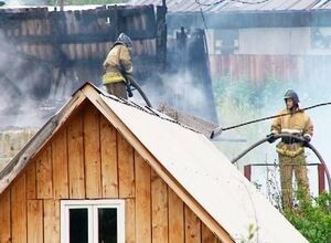 В Саяногорске сгорело два дачных дома