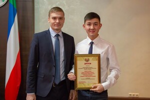 Глава Хакасии вручил премии молодёжным лидерам