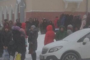 По всей Сибири идет эвакуация людей из школ и больниц из-за сообщений о минировании
