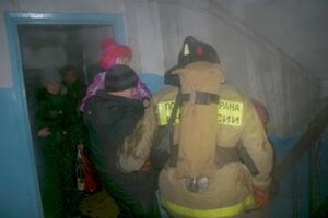 В Саяногорске пожарные спасли семь человек из горящего общежития