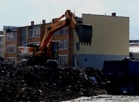 Строительный мусор с территории бывшей трикотажной фабрики начали убирать