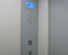 В Саяногорске «обкатывают» новые лифты после капремонта