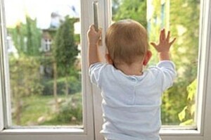 В Саяногорске малолетний мальчик выпал из окна 2 этажа