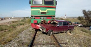 На ЖД-переезде локомотив врезался в легковушку