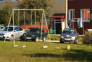 В муниципалитете газоны и детские площадки стали местом парковки автомобилей