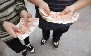 Школьница в Саяногорске бросала деньги с балкона