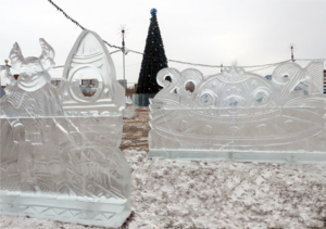 РУСАЛ традиционно установил в Саяногорске елку и построил ледовый городок
