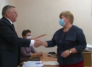 Учителей Саяногорска наградили в преддверии их профессионального праздника
