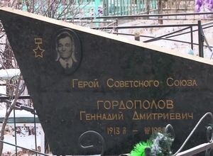 В Саяногорске у могилы Героя СССР установили информационную табличку