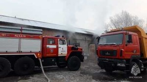 Дом на базе отдыха, автомобиль и гаражи сгорели в Хакасии