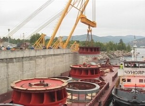 Сегодня на причале Майнской плотины началась разгрузка новых рабочих колес для гидроагрегатов СШГЭС