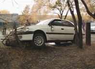 В Саяногорске пьяный водитель пытался спрятаться от погони на территории школы №3