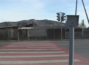 На центральной остановке в поселке Майна устанавливают светофор