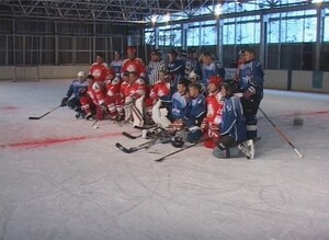 Легенды советского хоккея показали жителям Черемушек настоящую игру