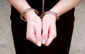 В Саяногорске 47-летнюю женщину судят за избиение двух полицейских