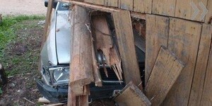 В Саяногорске нетрезвый водитель врезался в сарай и сбил пешехода