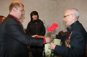 В Саяногорске ветеранов поздравляют добровольцы