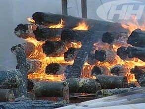 Огонь в Саяногорске уничтожил пилораму до тла