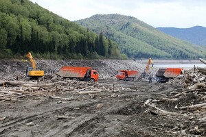 Возобновлена очистка Саяно-Шушенского водохранилища от плавающей древесины