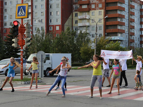 Водителям Саяногорска нестандартно напомнили о юных пешеходах на дороге