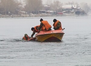Саяногорские спасатели на водах проверили свою готовность работы в зимних условиях