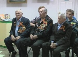 Молодежь Саяногорска поздравила ветеранов