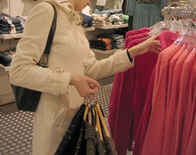 В Саяногорске сестры совершили в магазине кражу одежды