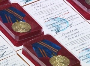 Саяногорских спасателей наградили в честь праздника