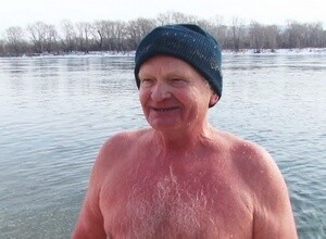 60-летний саяногорец отметил свой юбилей заплывом через Енисей