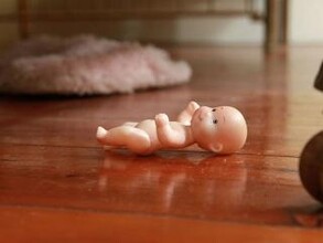 В Хакасии мать смертельно уронила дочь в кроватку