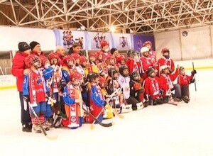 Игроки клуба «Саяны-Хакасия» дали мастер-класс начинающим черемушкинским хоккеистам