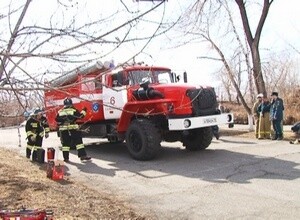 Пожарные Саяногорска попрактиковались в спасении пострадавших в ДТП