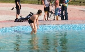 Родителей купающегося в саяногорском фонтане ребенка оштрафовали за ненадлежащий уход за детьми.