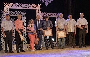 Глава Хакасии наградил лучших саяногорских металлургов