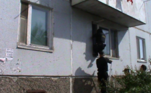 В Саяногорске приставы выселили должников из квартиры