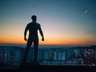 В Саяногорске ревнивец чуть не упал с крыши пятиэтажного дома