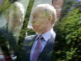 Генерал оторвал ручку у УАЗ "Патриот", показывая Путину новую технику