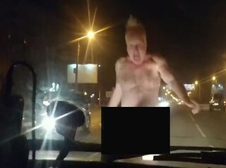 В Нижнем Новгороде голый мужчина напал на автомобиль и откусил его пассажирке нос