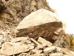 Как обезопасить саяногорцев от камнепада решают в Хакасавтодоре