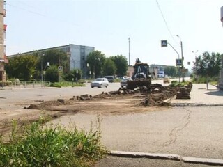В Геологах в Саяногорске начали укладывать асфальт, а на Металлургов ставить бордюры