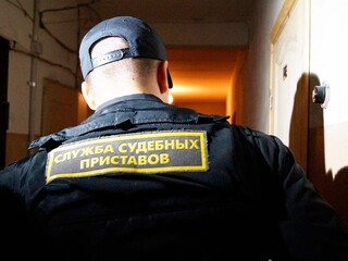Саяногорец благодаря судебным приставам получил возможность проживать в квартире