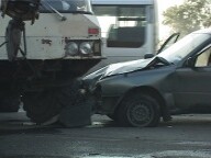 В Саяногорске автокран не почувствовал как подмял под себя Ниссан