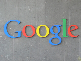 Новый логотип Google стал плоским