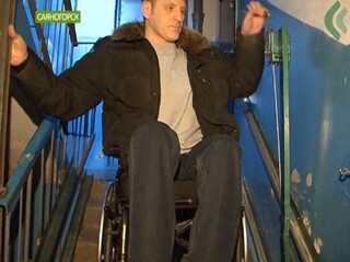 В Саяногорске появился первый в городе подъёмник для инвалидного кресла