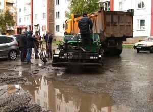 В Саяногорске подрядчика за укладку асфальта в дождь наказали