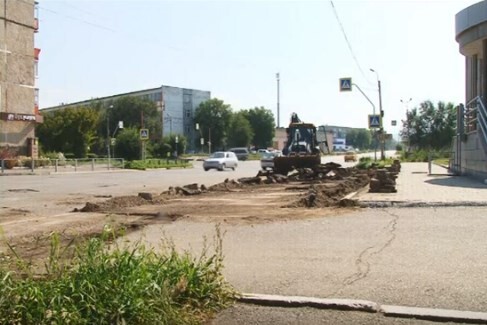В Геологах в Саяногорске начали укладывать асфальт, а на Металлургов ставить бордюры