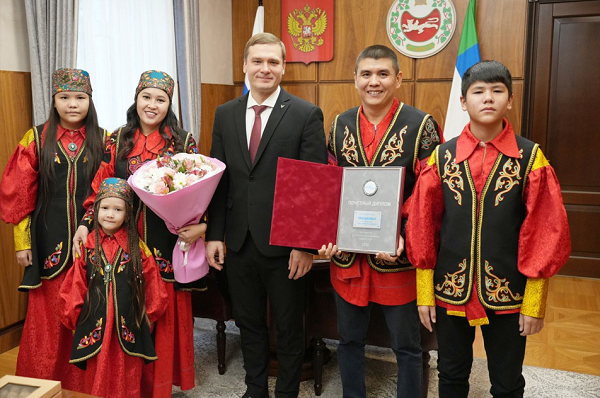 Валентин Коновалов поздравил семью Чебодаевых с победой во всероссийском конкурсе «Семья года»